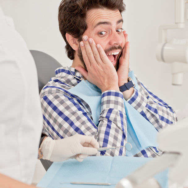 Junge Frau und Mann bei Zahnarztuntersuchung - Foto, Bild