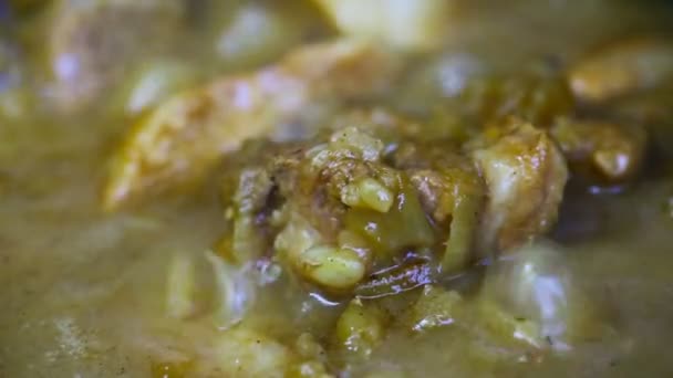 closeup βραστό κρέας αναμειγνύεται με κρεμμύδια - Πλάνα, βίντεο