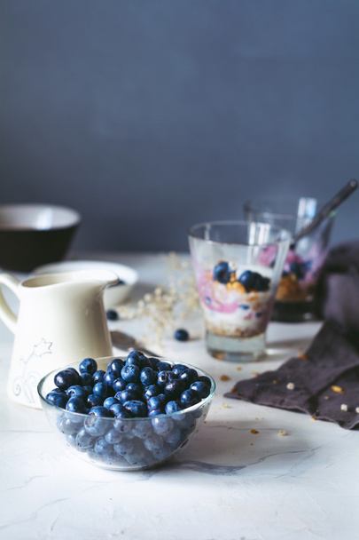 Healthy breakfast parfait with blueberries, yogurt and granola - 写真・画像
