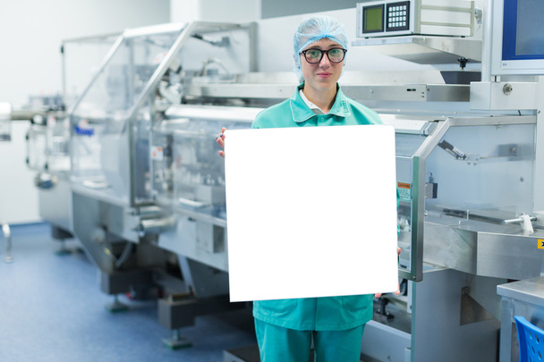 farmaceutische fabriek werknemer toont apparatuur - Foto, afbeelding