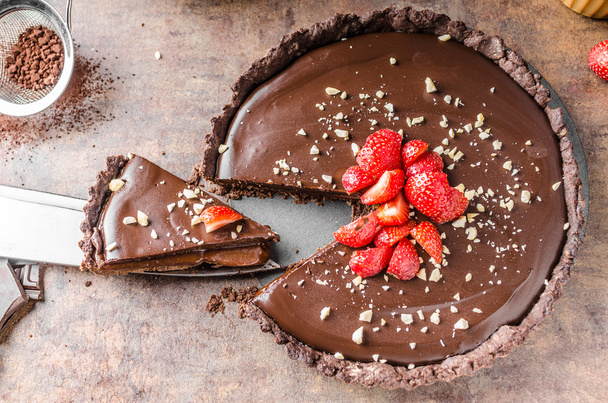 Delicious caramel chocolate tart - Фото, изображение