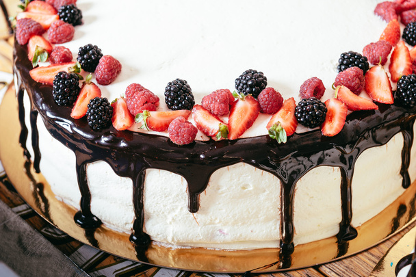 cake decorated with strawberries - Φωτογραφία, εικόνα