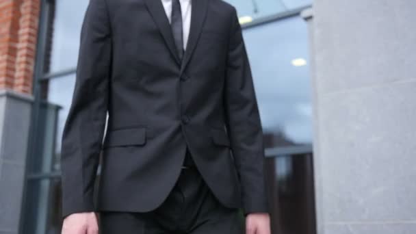 Confident Successful Businessman  Leaving Office Building - Materiał filmowy, wideo