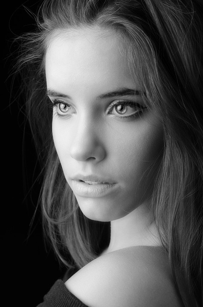 Портрет красивой брюнетки девушка изолированы на черном фоне
 - Фото, изображение