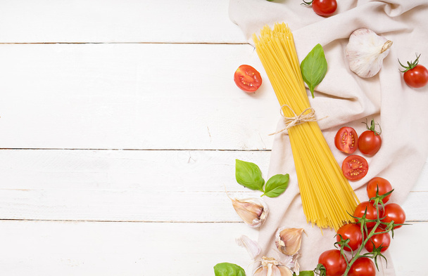 espaguetis, tomates y ajo
 - Foto, imagen