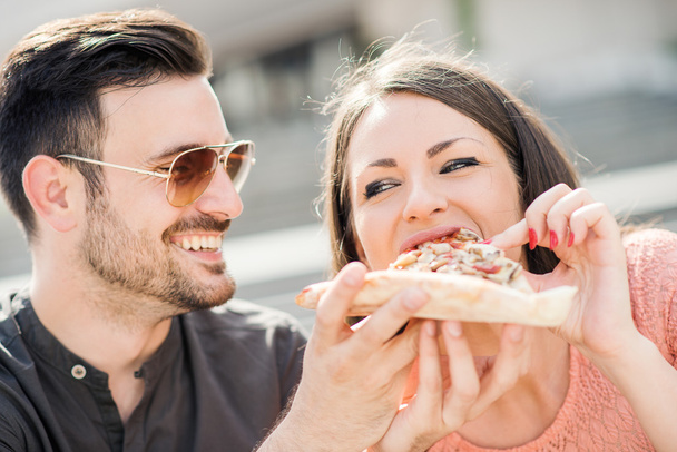 若いカップルがピザを - 写真・画像