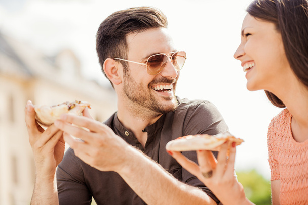 Couple eating pizza - Foto, afbeelding