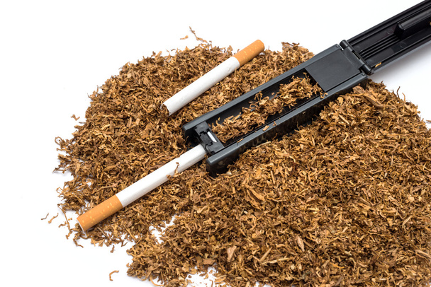 Cigaretta gördülő gép és üres cső és dohány o - Fotó, kép
