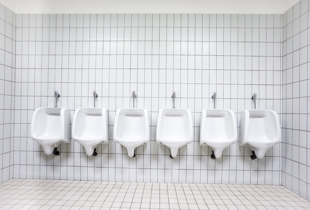 Urinal na parede
 - Foto, Imagem