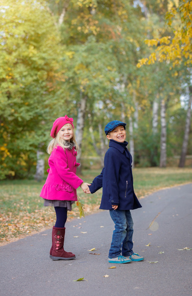 Happy Kids in Autumn Park - Φωτογραφία, εικόνα