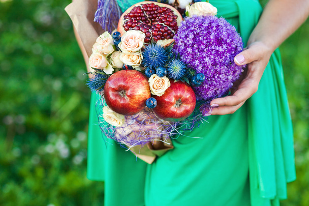 果物の元の異常な食用の花束 - 写真・画像