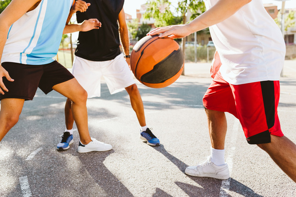 Portrait of group of friends playing basketball on court. - Foto, Bild