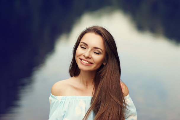 Glimlachend meisje buitenshuis portret - Foto, afbeelding