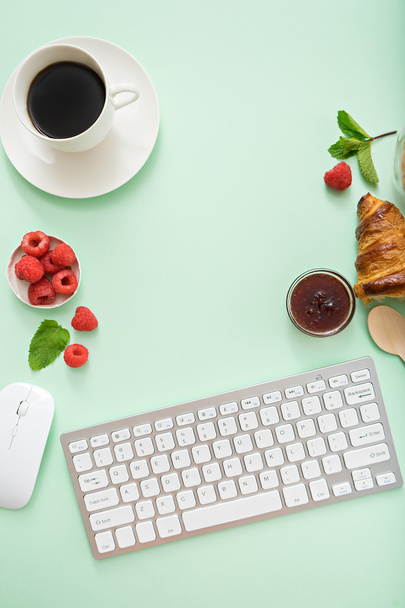 croissant y café en el lugar de trabajo
 - Foto, Imagen
