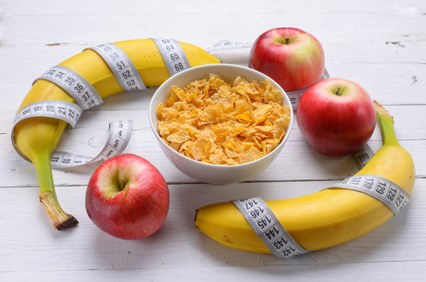 Egészséges reggeli: kukoricapehely banán és az alma.  - Fotó, kép