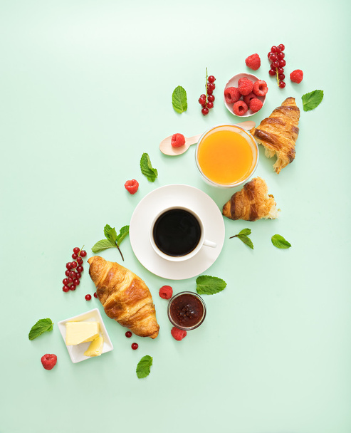 hora del desayuno con croissants
  - Foto, Imagen