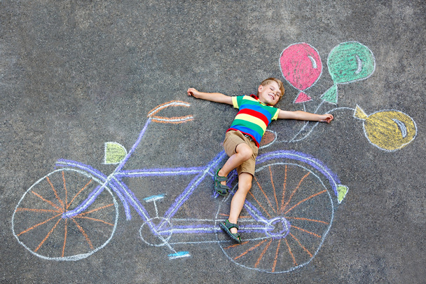 kis gyerek fiú birtoklás móka-val kerékpár chalks kép  - Fotó, kép