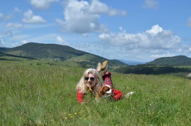 femme et chien sur une prairie - Photo, image