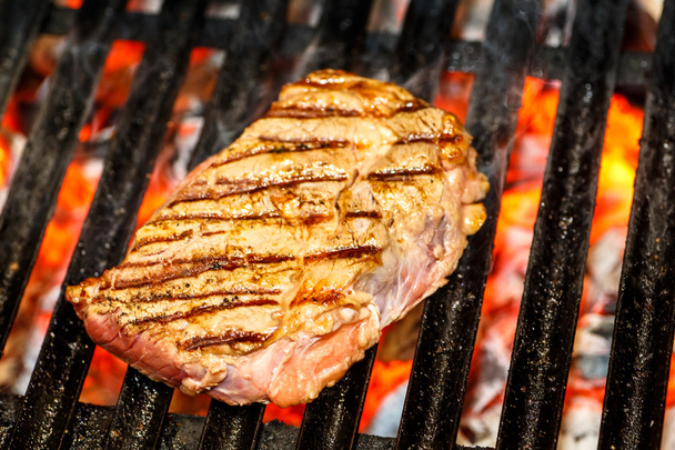 biefstuk, gebakken op een grill - Foto, afbeelding