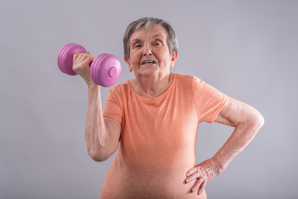 Felice vecchia donna che fa esercizi
 - Foto, immagini