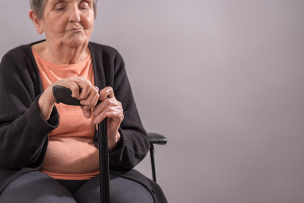 Stara kobieta z jej trzciny - Zdjęcie, obraz