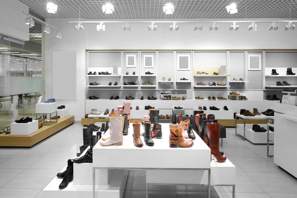 interior de la tienda de zapatos en el centro comercial europeo moderno
 - Foto, imagen