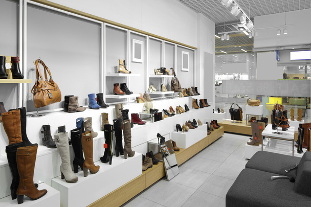 interior de la tienda de zapatos en el centro comercial europeo moderno
 - Foto, Imagen