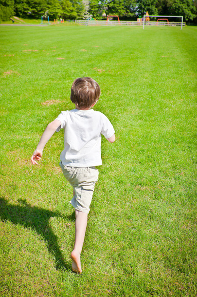 Rapaz a correr
 - Foto, Imagem