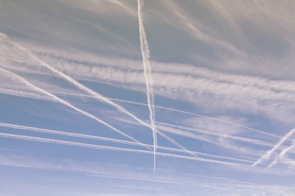 Muitas rotas de aeronaves no céu
 - Foto, Imagem