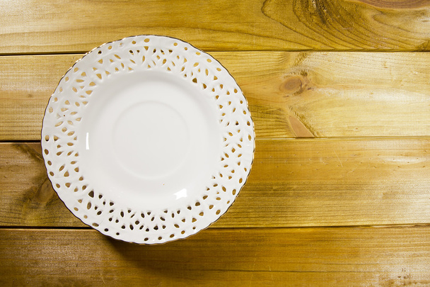 Белая открытая тарелка
 - Фото, изображение