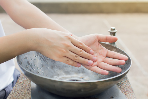 Lavarse las manos con jabón bajo agua corriente - Foto, Imagen