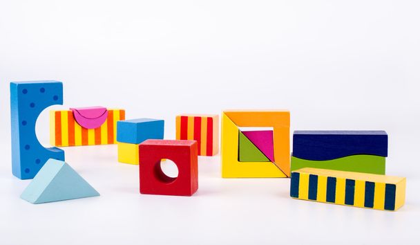 Blocchi di gioco in legno colorato su sfondo bianco
 - Foto, immagini