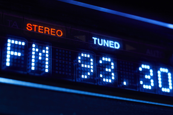 Pantalla de radio del sintonizador FM. Estación de frecuencia digital estéreo sintonizada
 - Foto, imagen