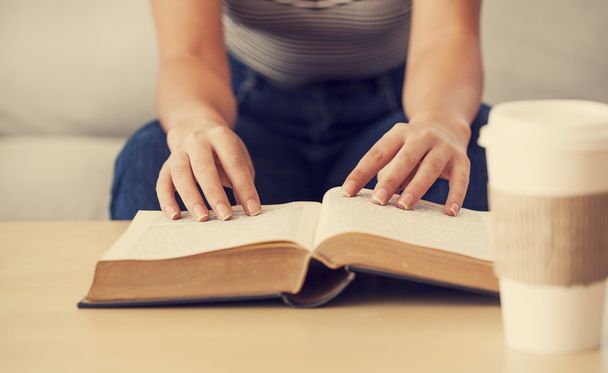 Kitap okuyan genç bir kadın - Fotoğraf, Görsel