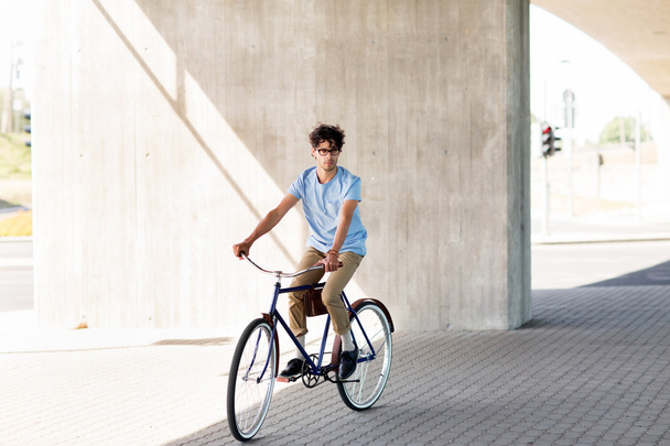 young hipster man riding fixed gear bike - Foto, afbeelding