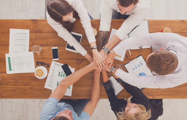 Teamwork und Teambuilding-Konzept im Büro, Menschen verbinden Hand in Hand - Foto, Bild