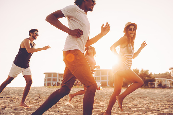 young people running at beach  - Foto, imagen