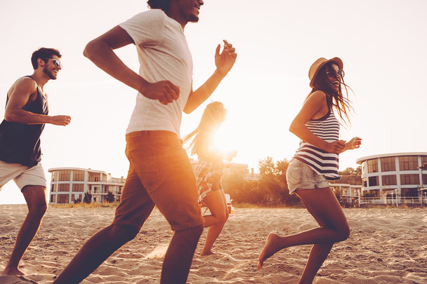 young people running at beach  - Foto, imagen