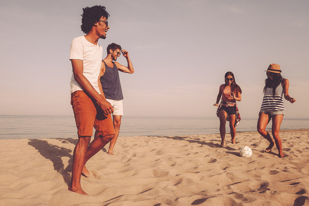 beste Freunde spielen Beachsoccer - Foto, Bild