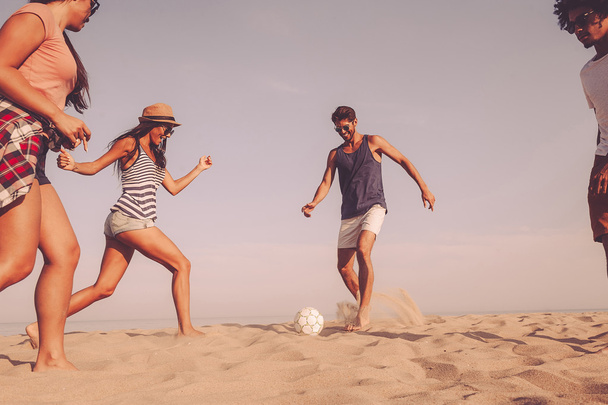 mejores amigos jugando fútbol playa
 - Foto, imagen