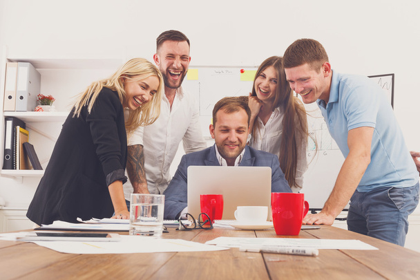 幸せなビジネスの人々 のチームがオフィスで一緒に楽しい時を過す - 写真・画像