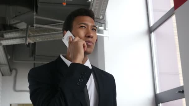 Walking Businessman Talking on Phone in Office Building - Materiał filmowy, wideo