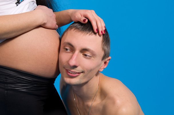 Retrato padre del niño cerca del vientre
 - Foto, Imagen