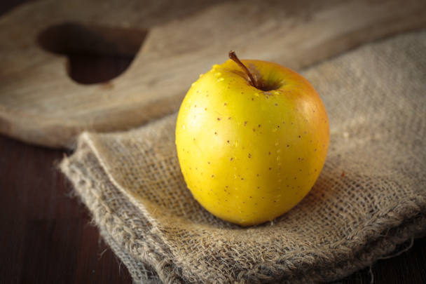 Manzana amarilla fresca
 - Foto, Imagen