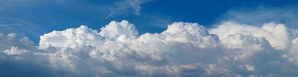 Panorama van cumulus wolken - Foto, afbeelding