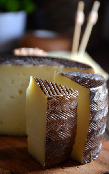 Pieces of manchego cheese cured - Zdjęcie, obraz
