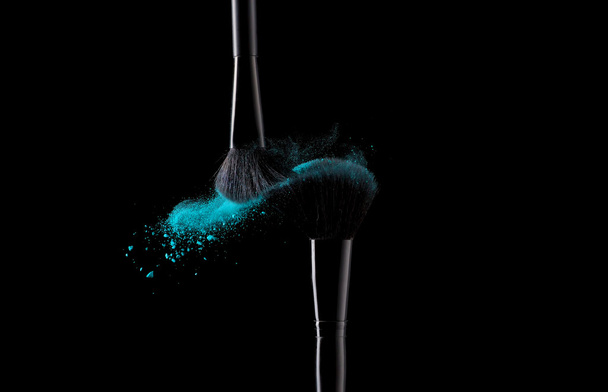 Explosion de poudre bleue avec 2 brosses de beauté
 - Photo, image