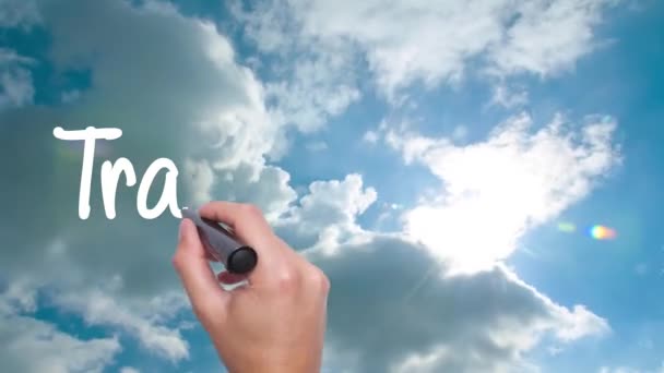 Transparentnost - cloud s modrou oblohou. Muž ruční psaní s černou značkou na obloze. Úžasné časosběrné modrá obloha - Záběry, video