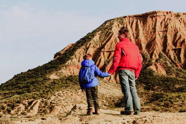 pai e filho viajam em montanhas cênicas
 - Foto, Imagem