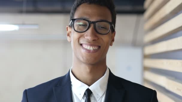 Smiling Black Businessman in Suit, Laughing Portrait - Video, Çekim